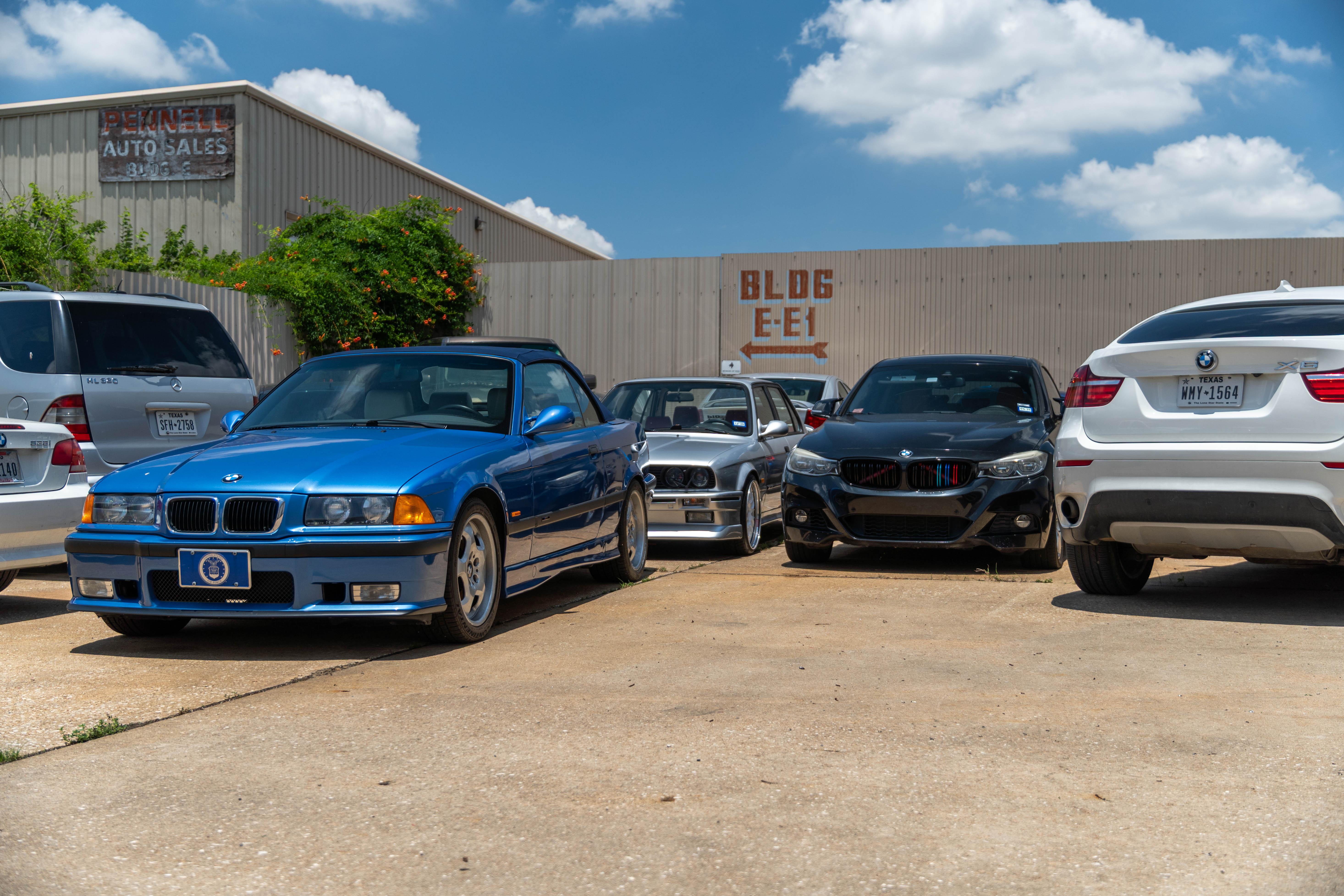 Group photo of BMW E36 M3 and F30 3 Series three-quarter