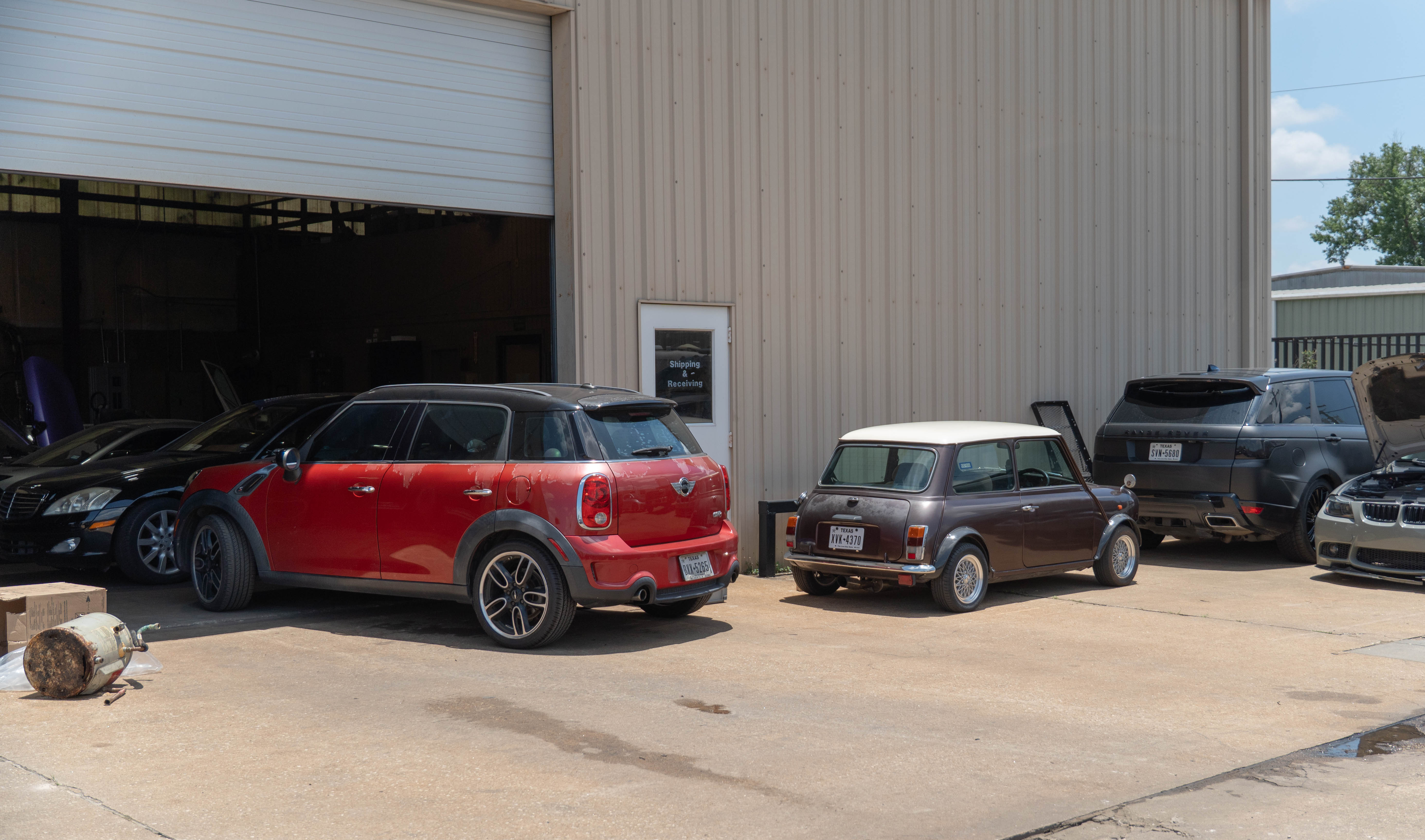 Group photo of Countryman R60 and Classic Mini