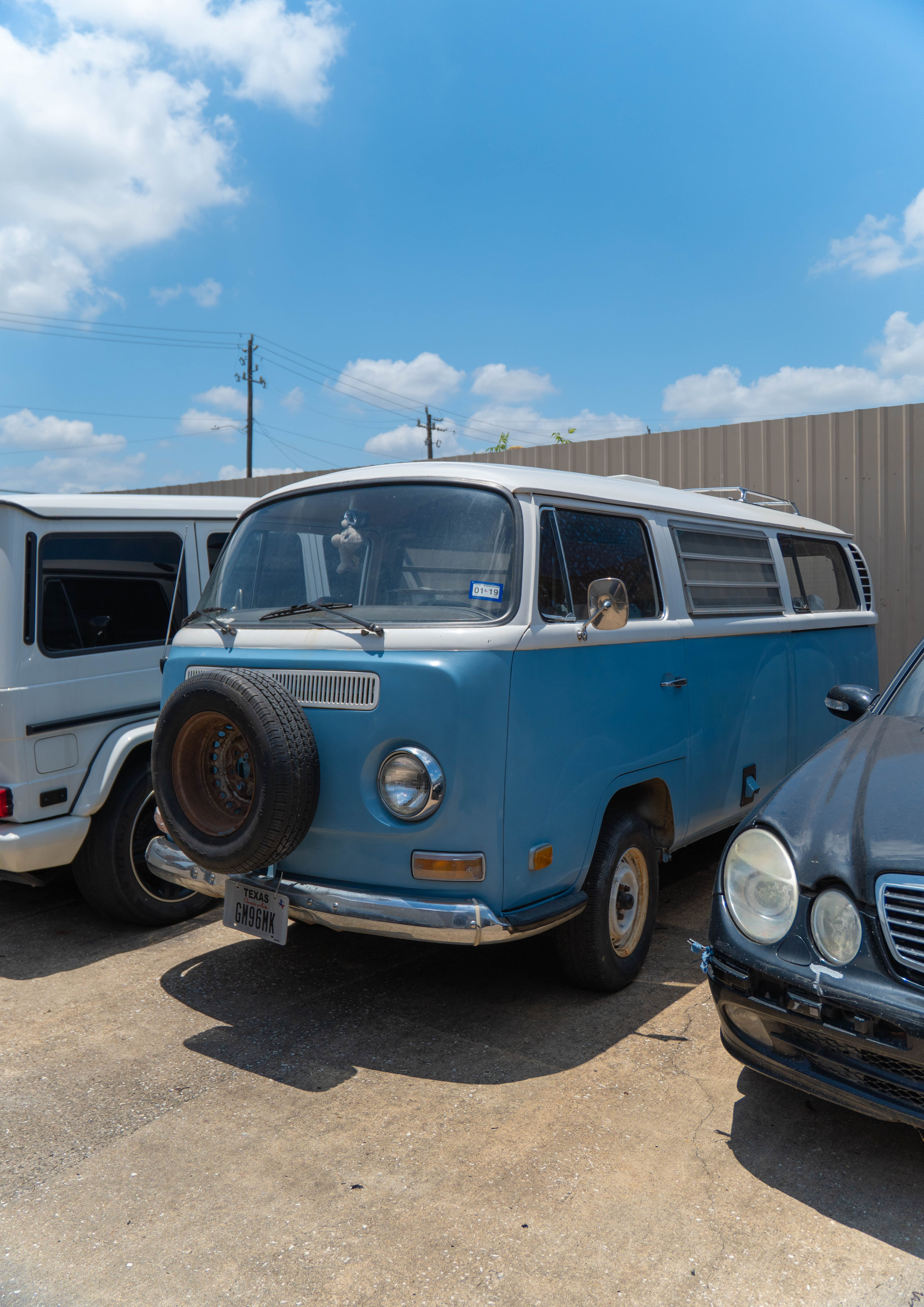 VW bus three-quarter 2